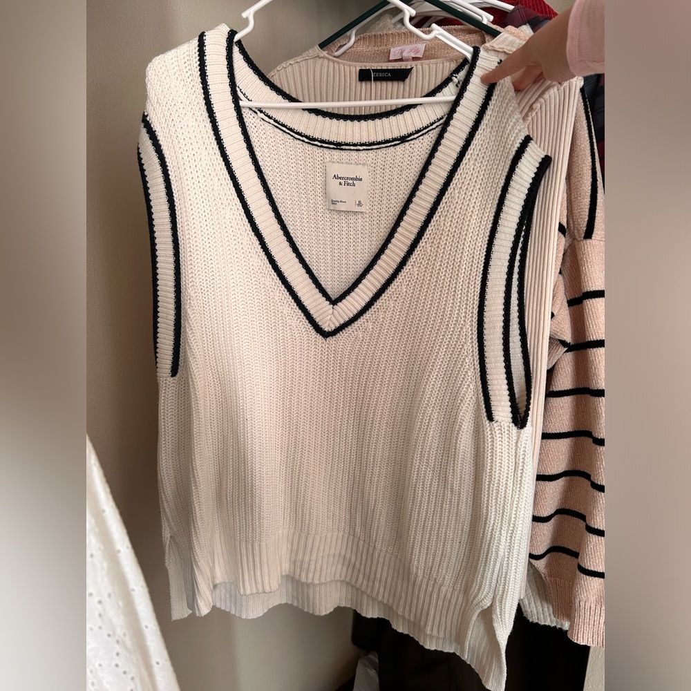 Abercrombie & Fitch v neck sweater vest
